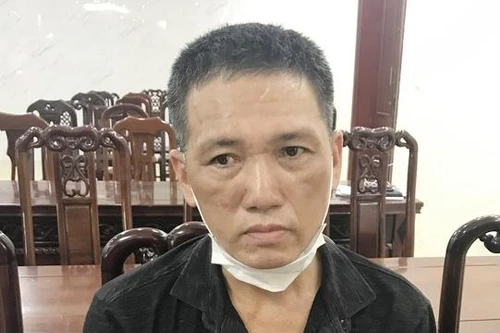 Đối tượng truy nã đặc biệt nguy hiểm đầu thú cùng lô vũ khí "nóng"