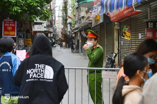 Hình ảnh người chiến sỹ áo xanh ở 'tâm dịch' Phú Đô