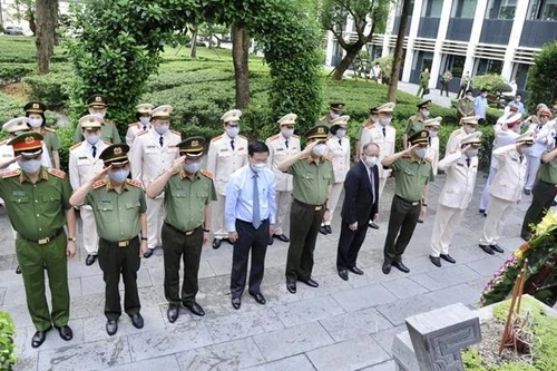 Đảng ủy Công an Trung ương dâng hương tưởng nhớ công lao Chủ tịch Hồ Chí Minh vĩ đại