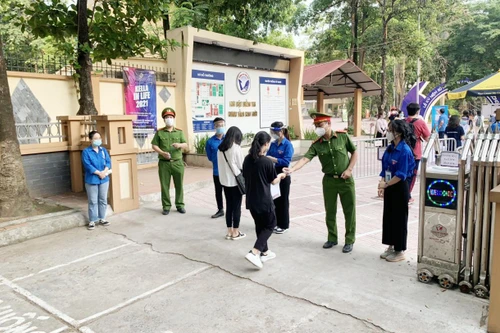 Hình ảnh đẹp của lực lượng Công an Thủ đô tham gia bảo vệ kỳ thi tốt nghiệp THPT Quốc gia năm 2021