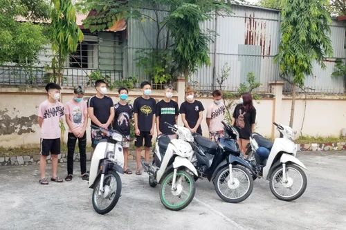 Nhóm thanh thiếu niên lạng lách xe máy hóng gió, bố mẹ mất tiền nộp phạt