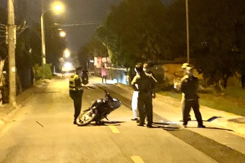 Nhóm thanh niên ngông nghênh khiêu khích chốt kiểm soát bỏ lại gì trên đường tháo chạy?