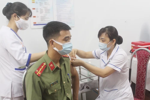 Ngày đầu tiên triển khai tiêm 1.800 liều vaccine Covid-19 cho cán bộ chiến sỹ Công an Thủ đô