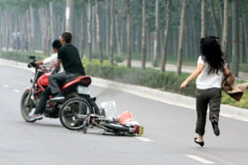 Trai làng đeo bám cướp giật iPhone của thiếu nữ