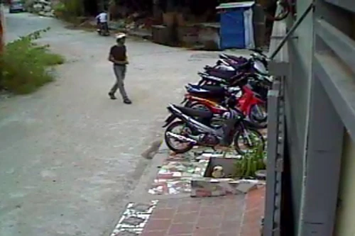 Trộm “nhảy” xe, đánh rơi điện thoại