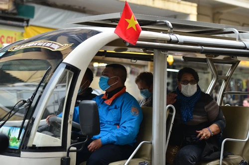 Khách du lịch kín mít khẩu trang phòng dịch cúm Corona