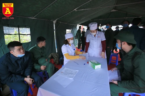 Tân binh đeo khẩu trang, kiểm tra thân nhiệt trong ngày nhập ngũ