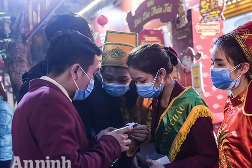 Người dân Hà Nội bịt khẩu trang phòng virus Corona mua vàng