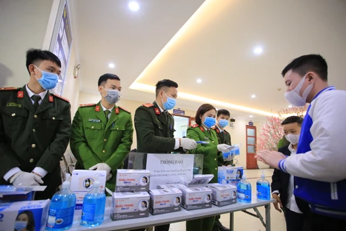 Lan tỏa tinh thần tặng khẩu trang vì cộng đồng trong lực lượng Công an