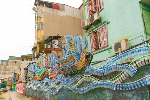 Con đường nghệ thuật bằng... rác thải