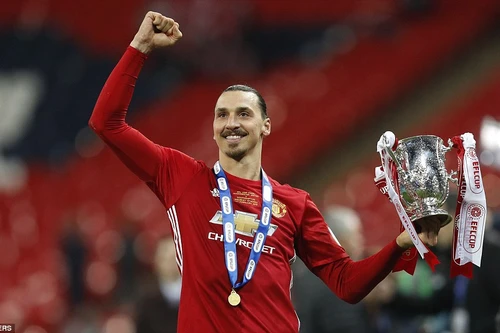Chùm ảnh: Ibra hí hửng, Mourinho lạnh lùng với chiến quả đầu tiên