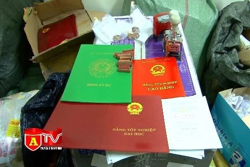 Nhức nhối vấn nạn mua bán bằng cấp giả