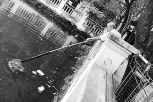 Chuyện “ông Luyện nhặt rác hồ B52” 