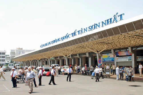 Tân Sơn Nhất vẫn sửa chữa đường lăn