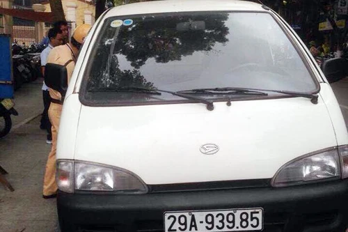 Phát hiện xe cứu thương giả trước cổng Bệnh viện Việt Đức