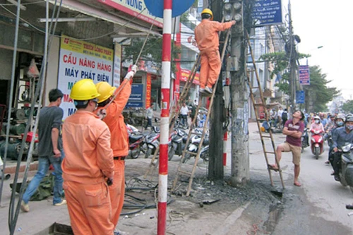 Cáp viễn thông cháy lan sang cột điện