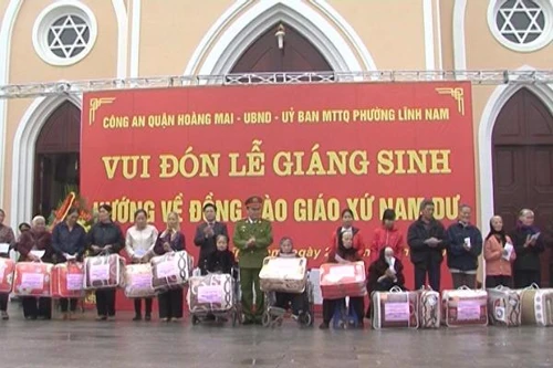 CAQ Hoàng Mai trao quà cho giáo dân ở nhà thờ Nam Dư