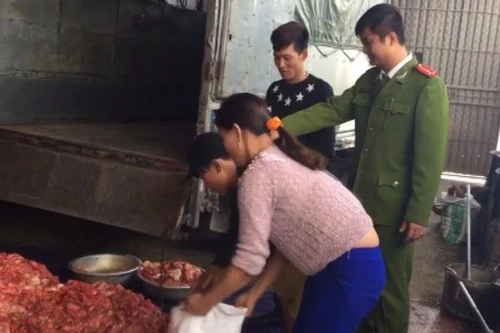 CAH Phú Xuyên đột kích xưởng chế biến mỡ bẩn