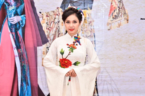 "Người đẹp Tây Đô" Việt Trinh cùng Quý bà Sương Đặng "trở về nguồn cội" 