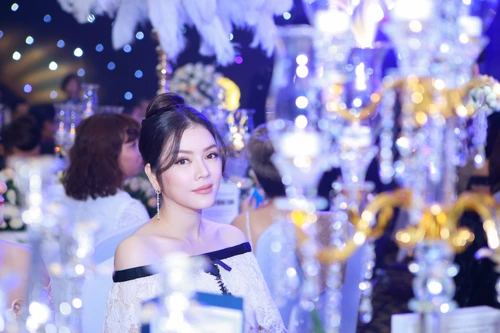 Lý Nhã Kỳ mặc váy 2 tỷ đồng, đấu giá ​dây chuyền 400 triệu đồng