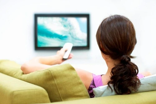 Tranh giành kênh tivi, mẹ hành hung con trai