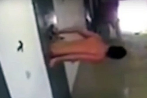 Tù nhân khỏa thân, chui qua ô cửa đưa thức ăn để vượt ngục