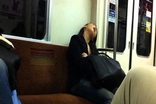 Ngủ quên trên tàu, cô gái bị trai lạ đưa về nhà giam lỏng