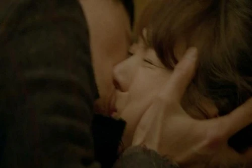 Ra đường lúc nửa đêm, cô gái trẻ bị trai lạ cưỡng hôn