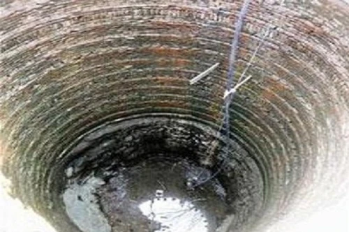 Bé trai 1 tháng tuổi tử vong vì bị bác ném xuống giếng