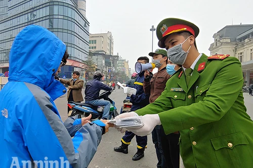 [ẢNH] Công an Thủ đô tham gia phát miễn phí 75.000 khẩu trang phòng dịch Corona