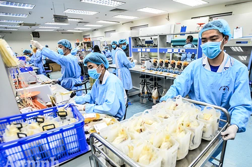 [ẢNH] Bác sỹ căng mình làm việc 12 tiếng 1 ngày trong bối cảnh thiếu máu do ảnh hưởng của dịch Corona