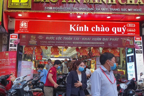 Mặc Covid-19, người dân vẫn đổ xô đi mua vàng trước ngày vía Thần Tài