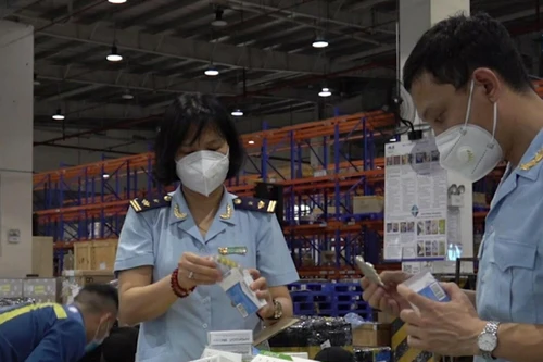 Phát hiện hàng trăm hộp thuốc, kit test nhanh Covid-19 nhập khẩu trái phép tại sân bay Nội Bài