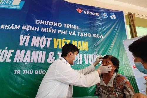 2.000 người chứng kiến màn ra mắt Phòng khám miễn phí container