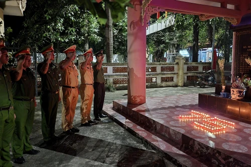 Thắp sáng những ngọn nến tri ân các anh hùng liệt sỹ