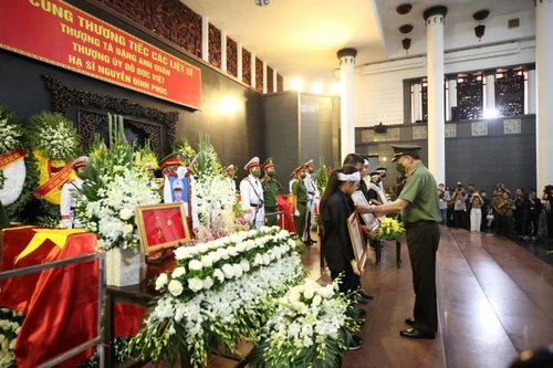 Trao Huân chương Chiến công hạng Nhất và Bằng Tổ quốc ghi công cho 3 liệt sỹ Cảnh sát PCCC&CNCH CATP Hà Nội