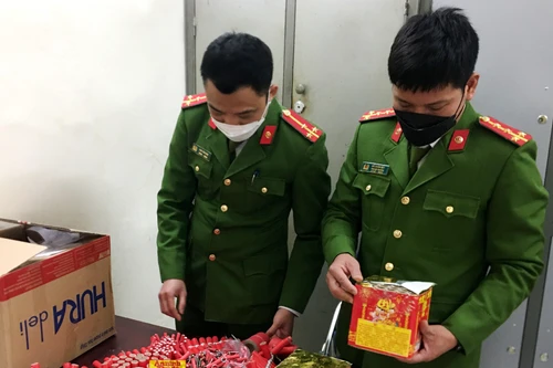 Bắt giữ đối tượng tàng trữ hơn 12 kg pháo trái phép