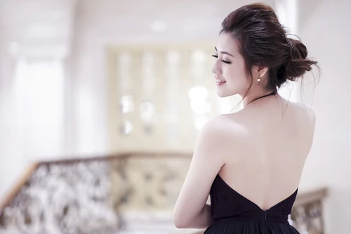 Á hậu Dương Tú Anh khoe lưng trần gợi cảm cực quyến rũ