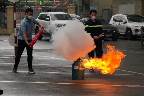 Công an quận Tây Hồ kiểm tra 938 lượt cơ sở, yêu cầu ký cam kết an toàn phòng cháy tại khu dân cư