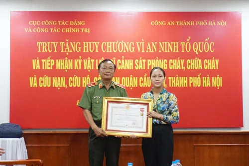 Trao kỷ vật của 3 liệt sỹ Công an Hà Nội đến Bảo tàng Công an nhân dân