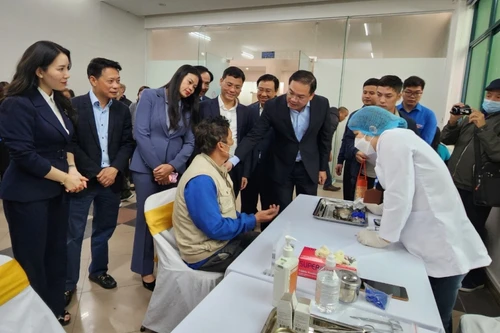 Quận Tây Hồ khám chữa bệnh, tặng quà cho 400 hộ cận nghèo và đối tượng chính sách