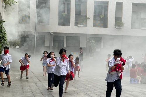 Hàng nghìn học sinh tham gia tình huống trải nghiệm cháy