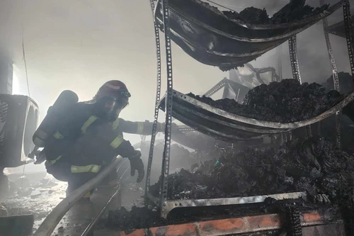 Dập tắt đám cháy quán ăn tại quận Hoàng Mai