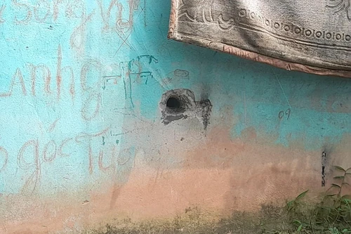 Lỗ nhỏ bí ẩn trên bức tường hoen ố của khu trọ bỏ hoang