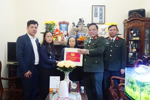 Đồng đội ngã xuống là sự hy sinh anh dũng, tô thắm lá cờ truyền thống của Công an Thủ đô