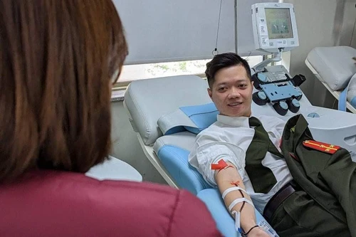 Thượng uý Công an Hà Nội kịp thời hiến máu cứu cháu bé 1 tuổi