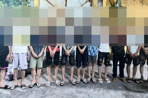 Khởi tố nhóm đối tượng mang dao kiếm gây rối trật tự công cộng