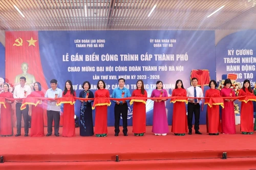 Gắn biển khánh thành công trình tiêu biểu do thành phố lựa chọn