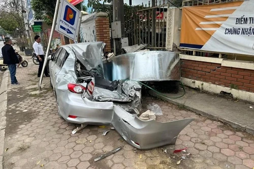 Cuộn thép hàng chục tấn trên xe container rơi đè nát ô tô 4 chỗ