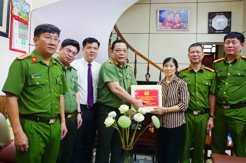 Giám đốc Công an Hà Nội tri ân các liệt sỹ quên mình vì sự bình yên của nhân dân